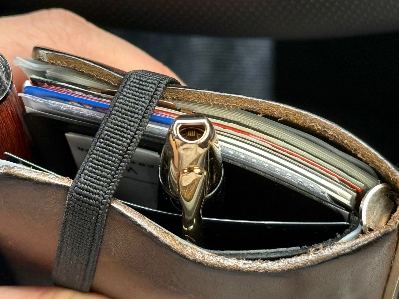 バネでシャッターを開閉する仕組みのキャップレス