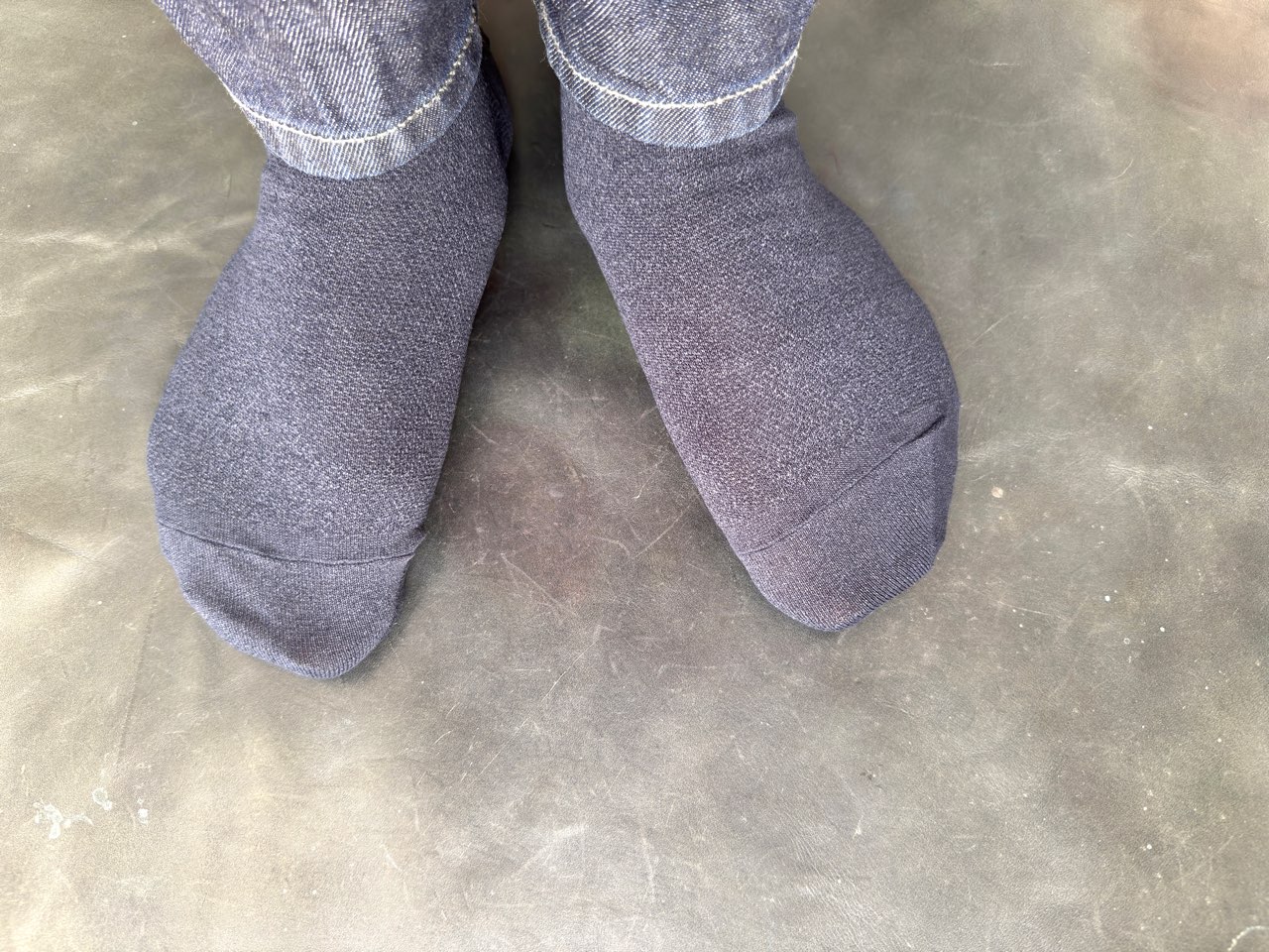 足を通したタビオの和紙ソックス