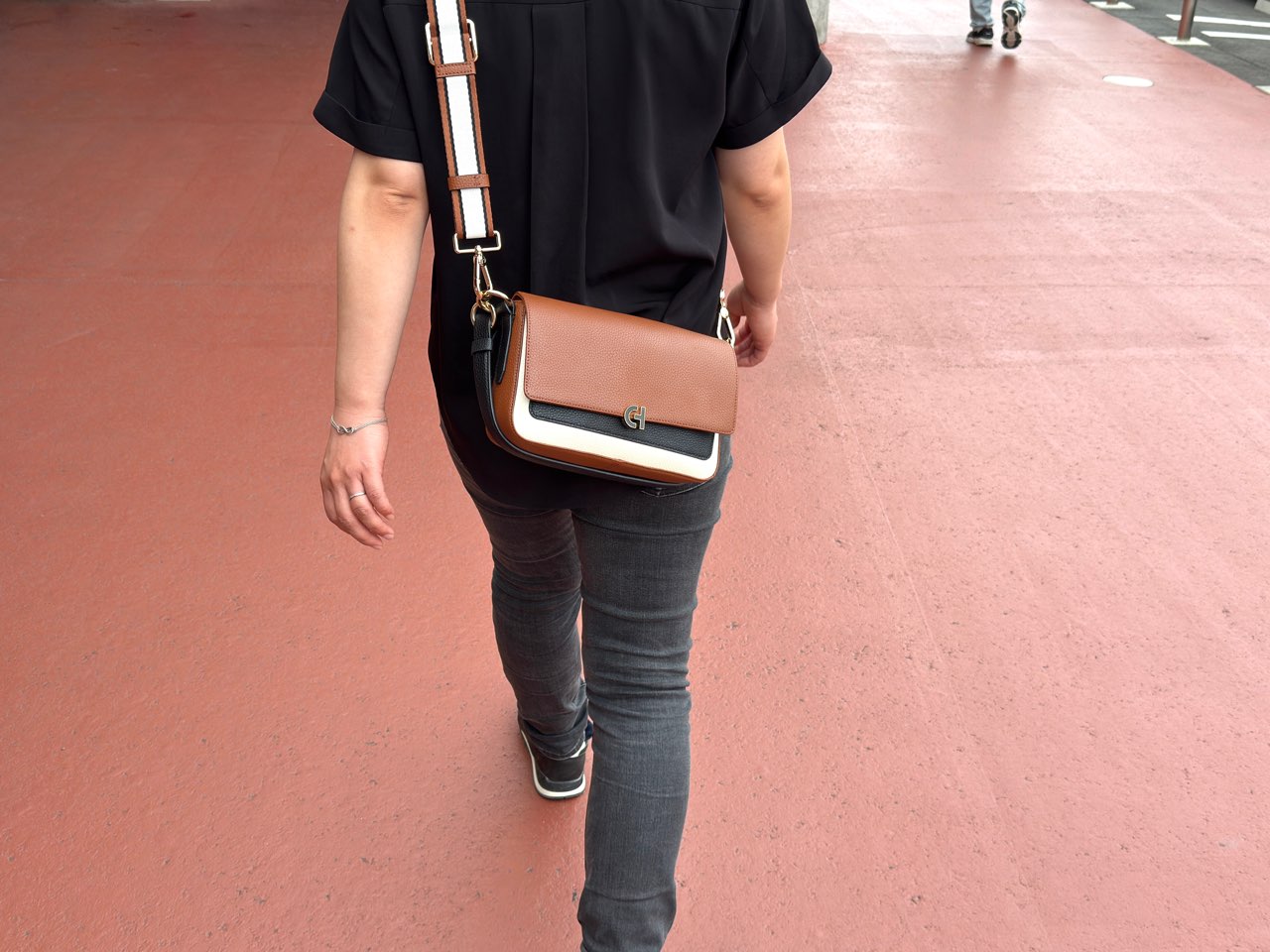 コールハーンのミニショルダーバッグの着用図