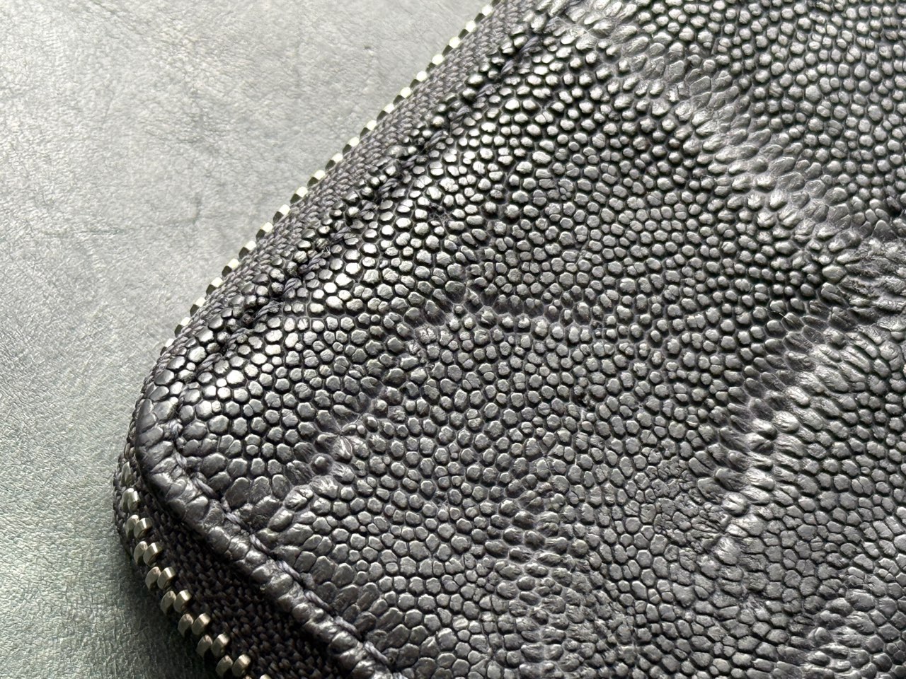 表面がつぶれてややツヤが出ている象革の経年変化