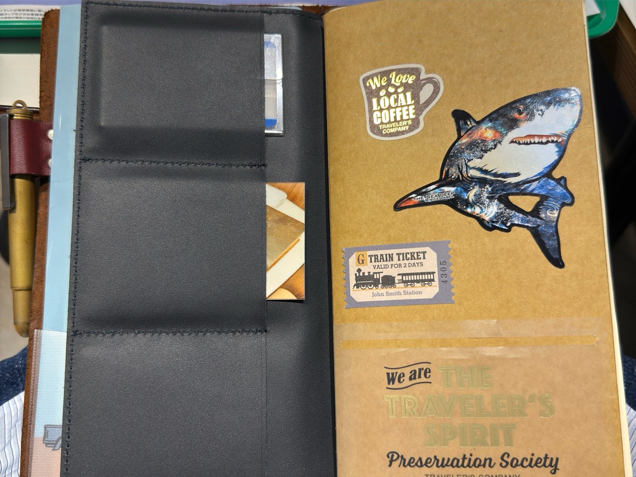 レザージッパーケースに収納したiNSPiCのプリントシール