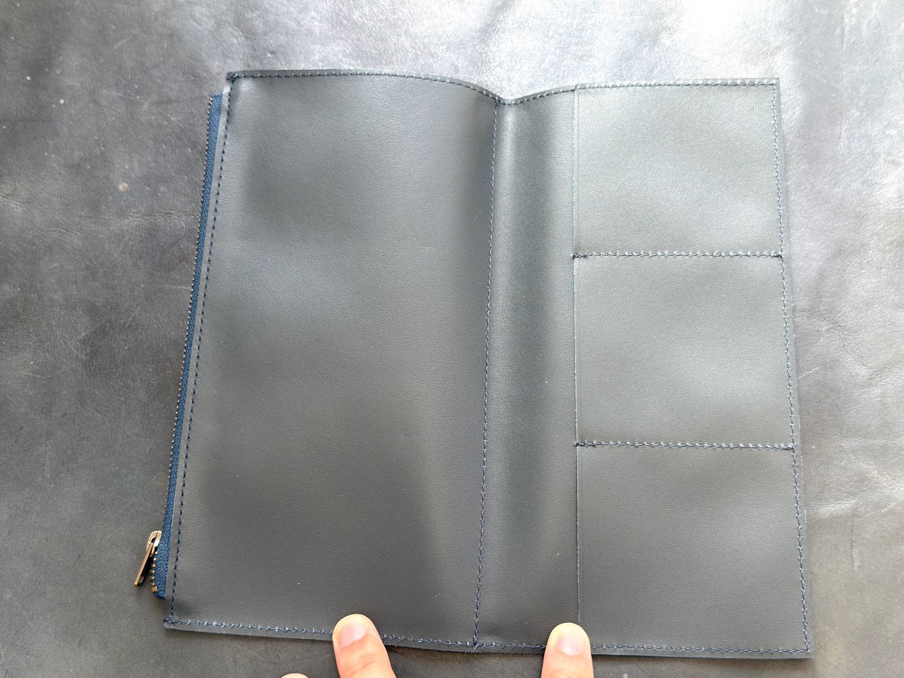 レザージッパーケースの全体像