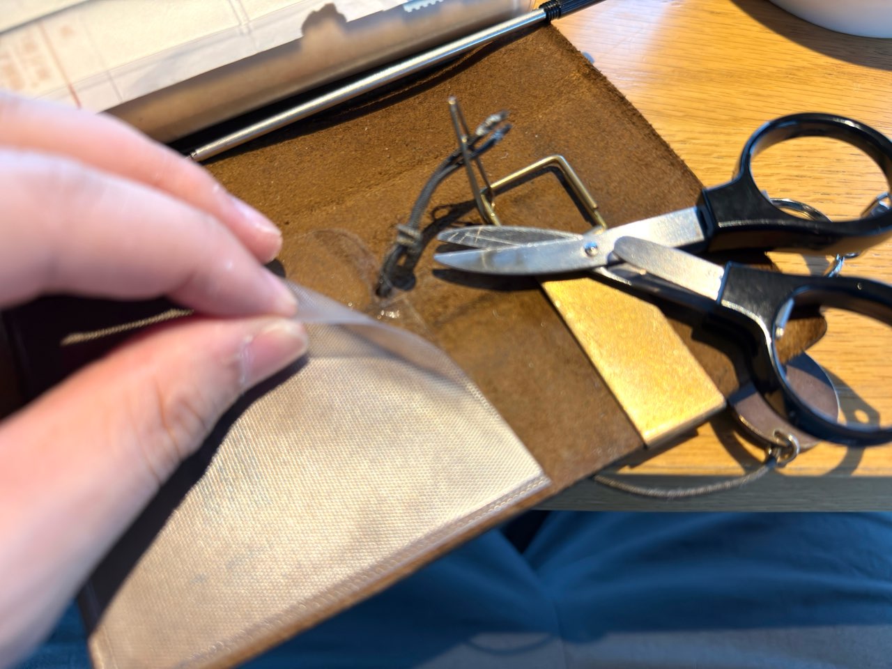 紐を避けて貼り付けたポケットシール