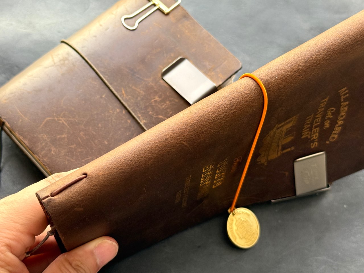 プルアップが顕著な新品のトラベラーズノートの革