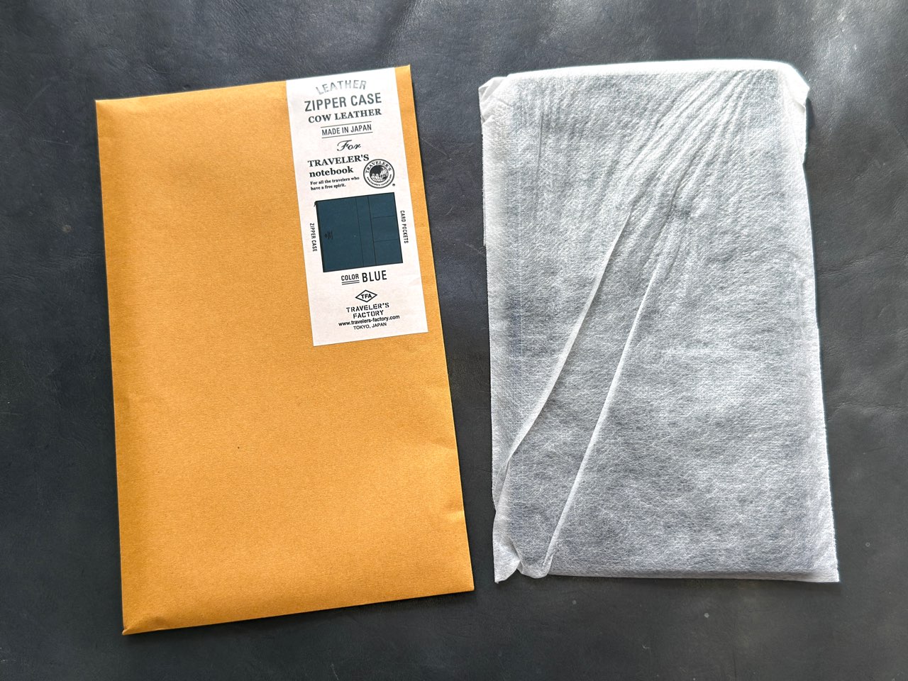 不織布に入ったレザージッパーケース