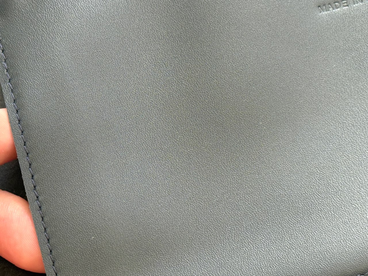 レザージッパーケースの革