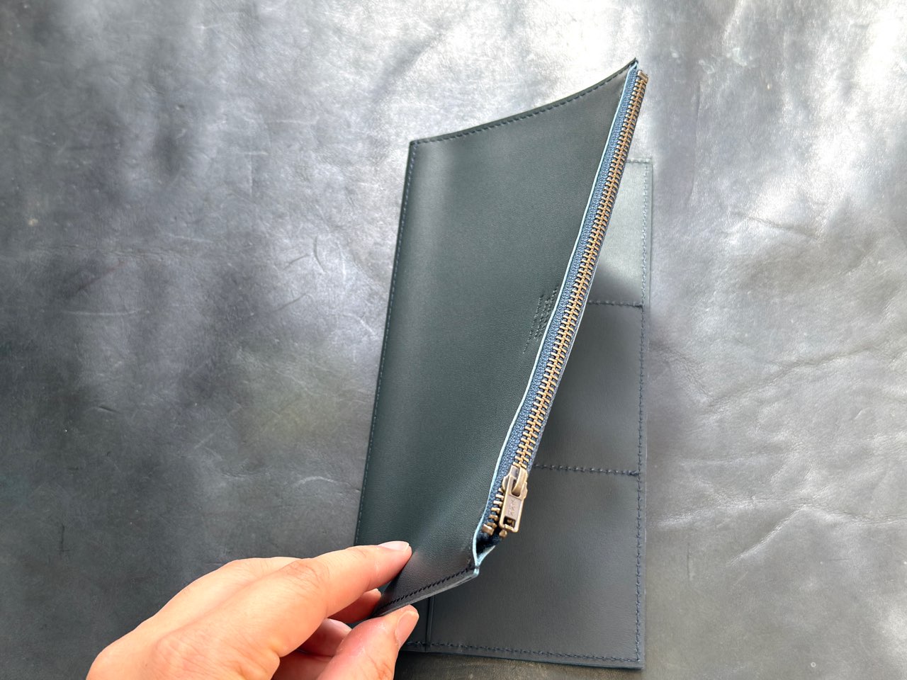 レザージッパーケースのポケット