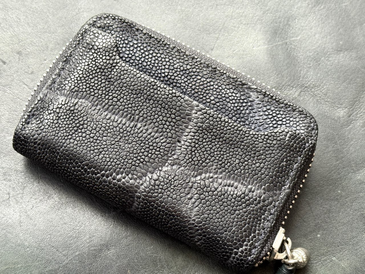 上品な光沢が出ている象革カードケース