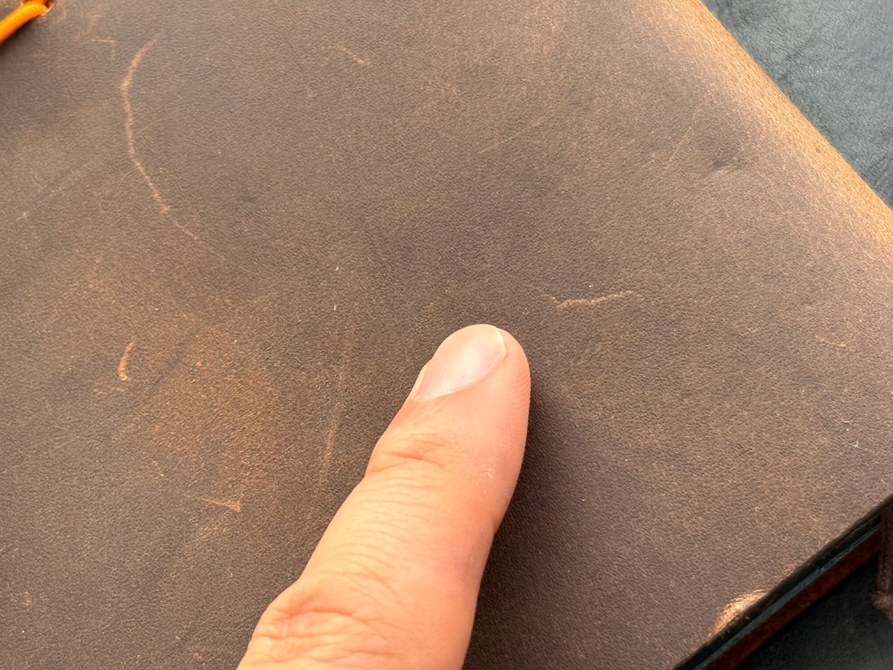 購入直後のマットなトラベラーズノートの革
