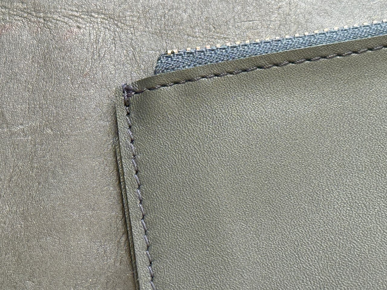 レザージッパーケースの縫製
