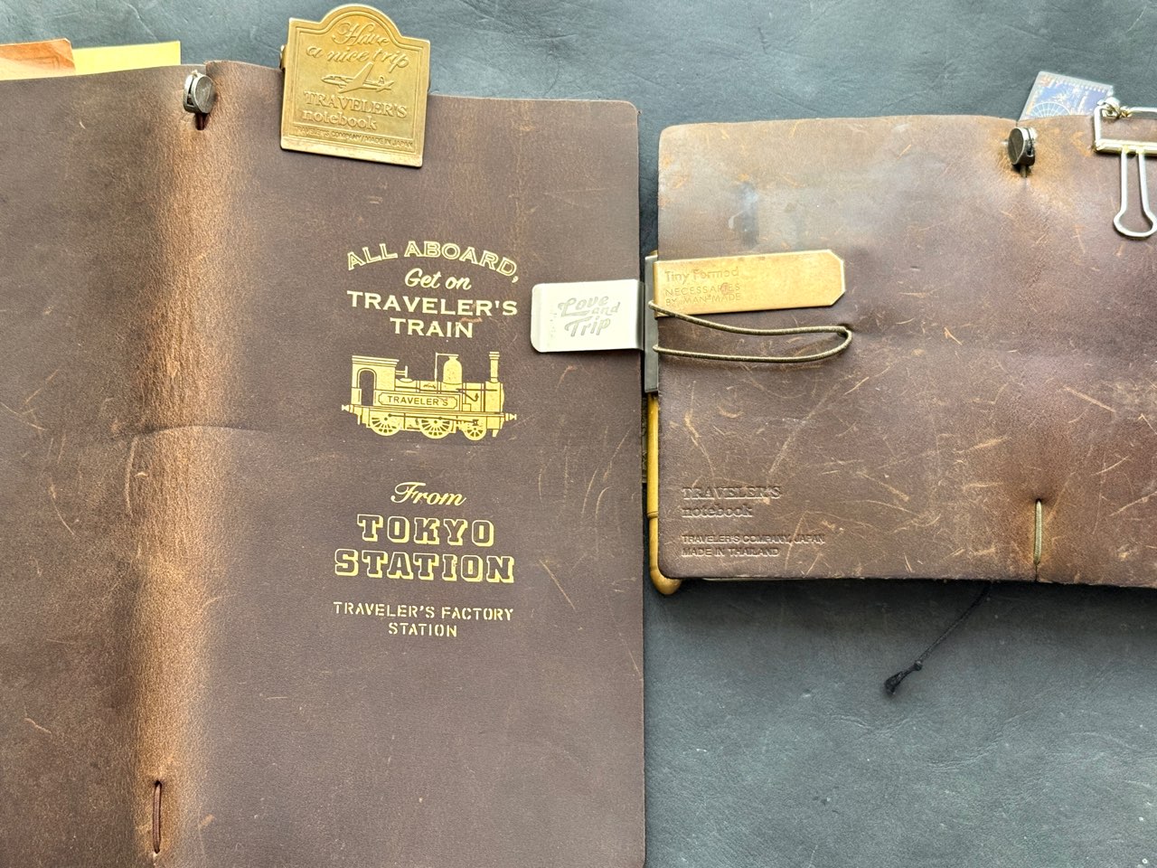 革の質感が異なる2枚の革