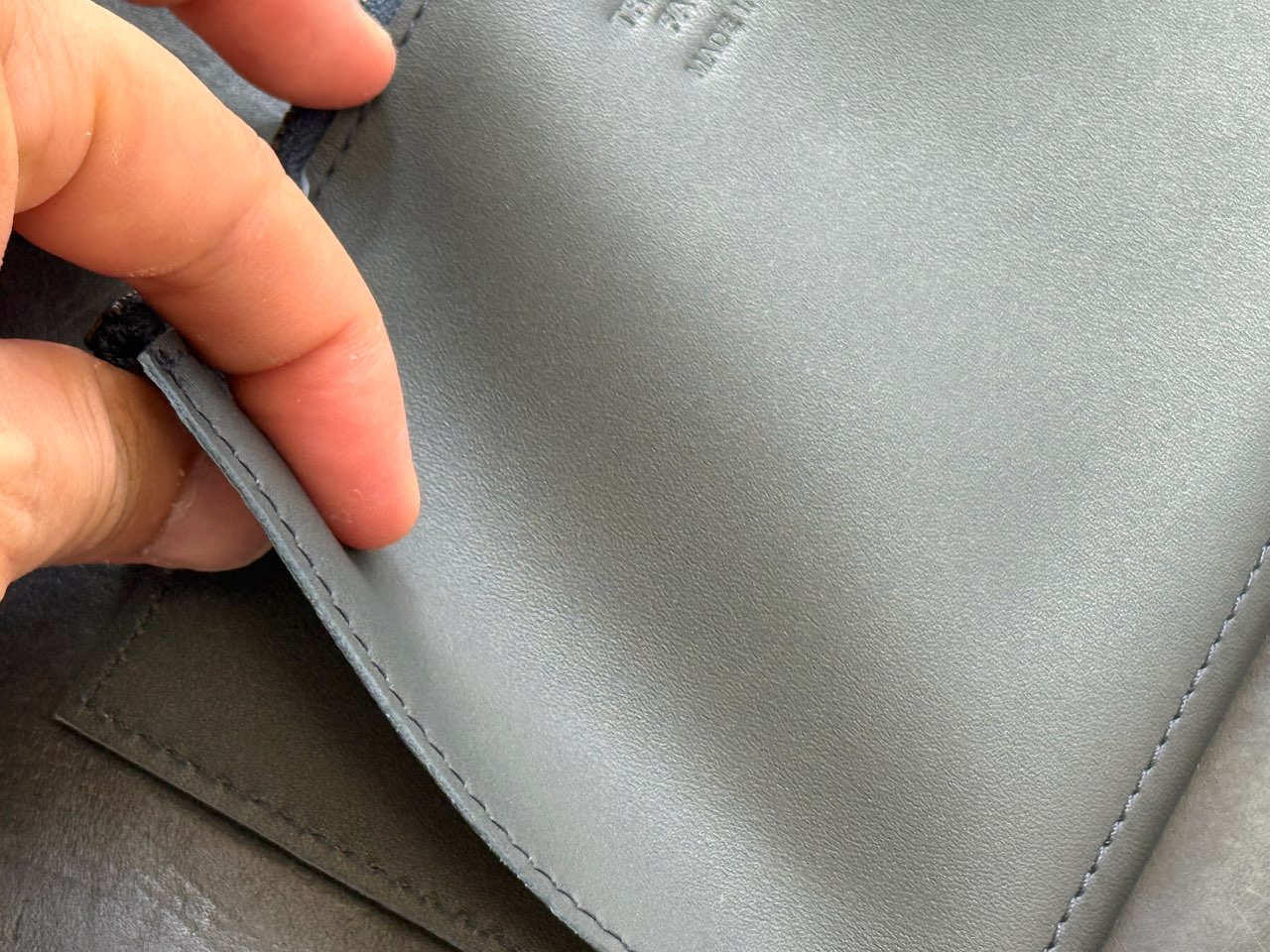 レザージッパーケースの柔らかな革