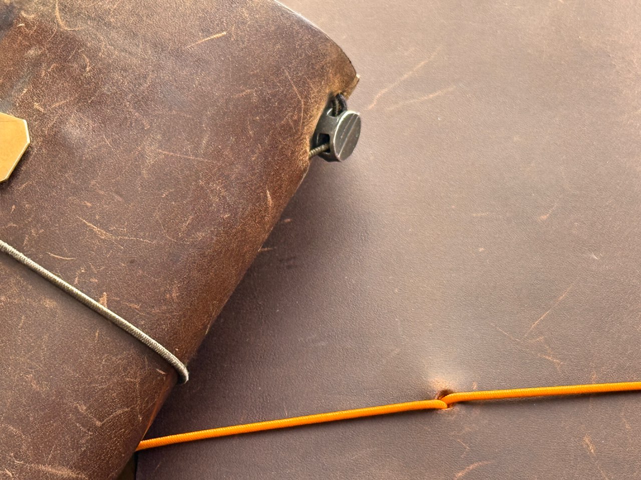 新品と使用半年後の革を並べた様子