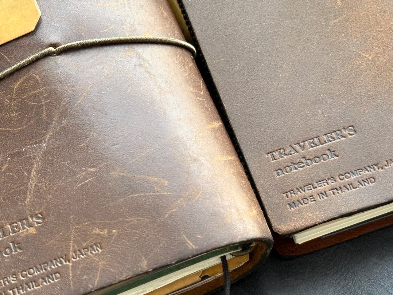 傷が付いたエイジング後の革と傷がない新品の革