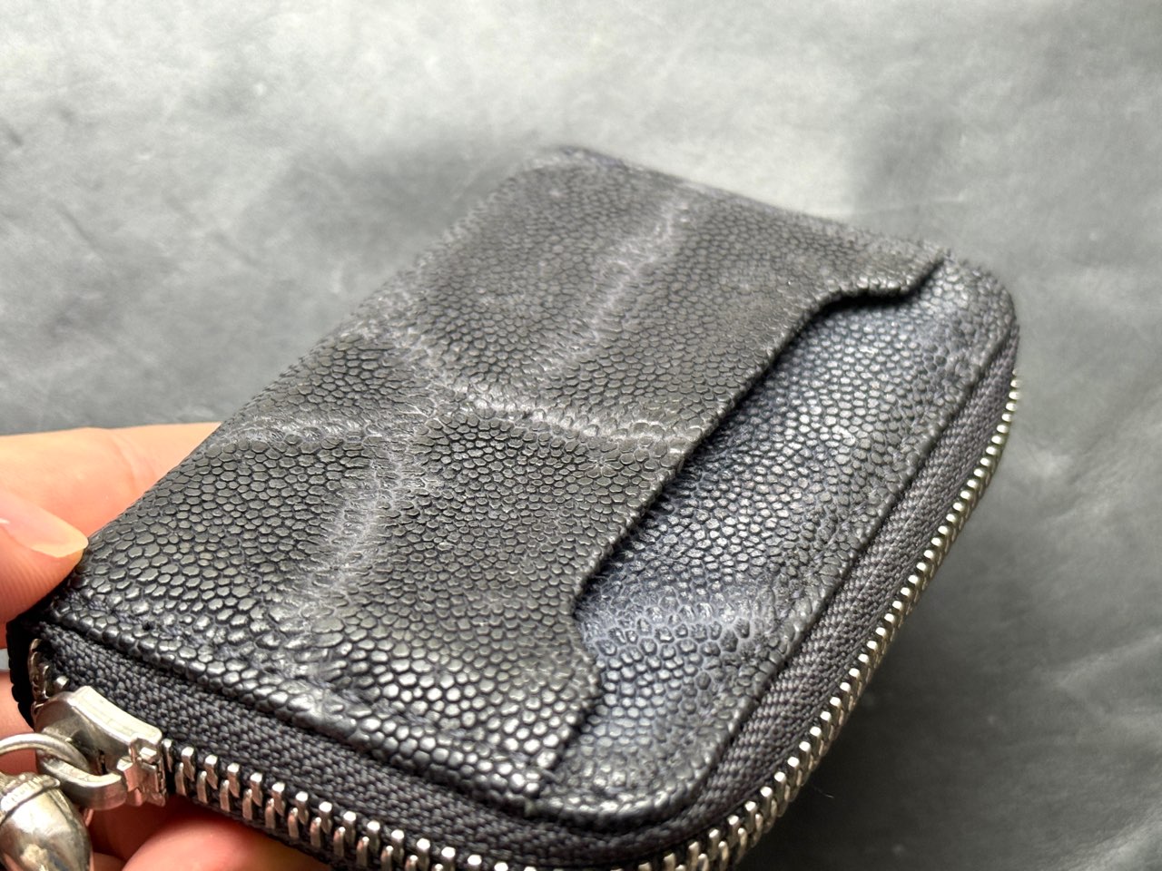 経年変化によって色が濃くなっている象革