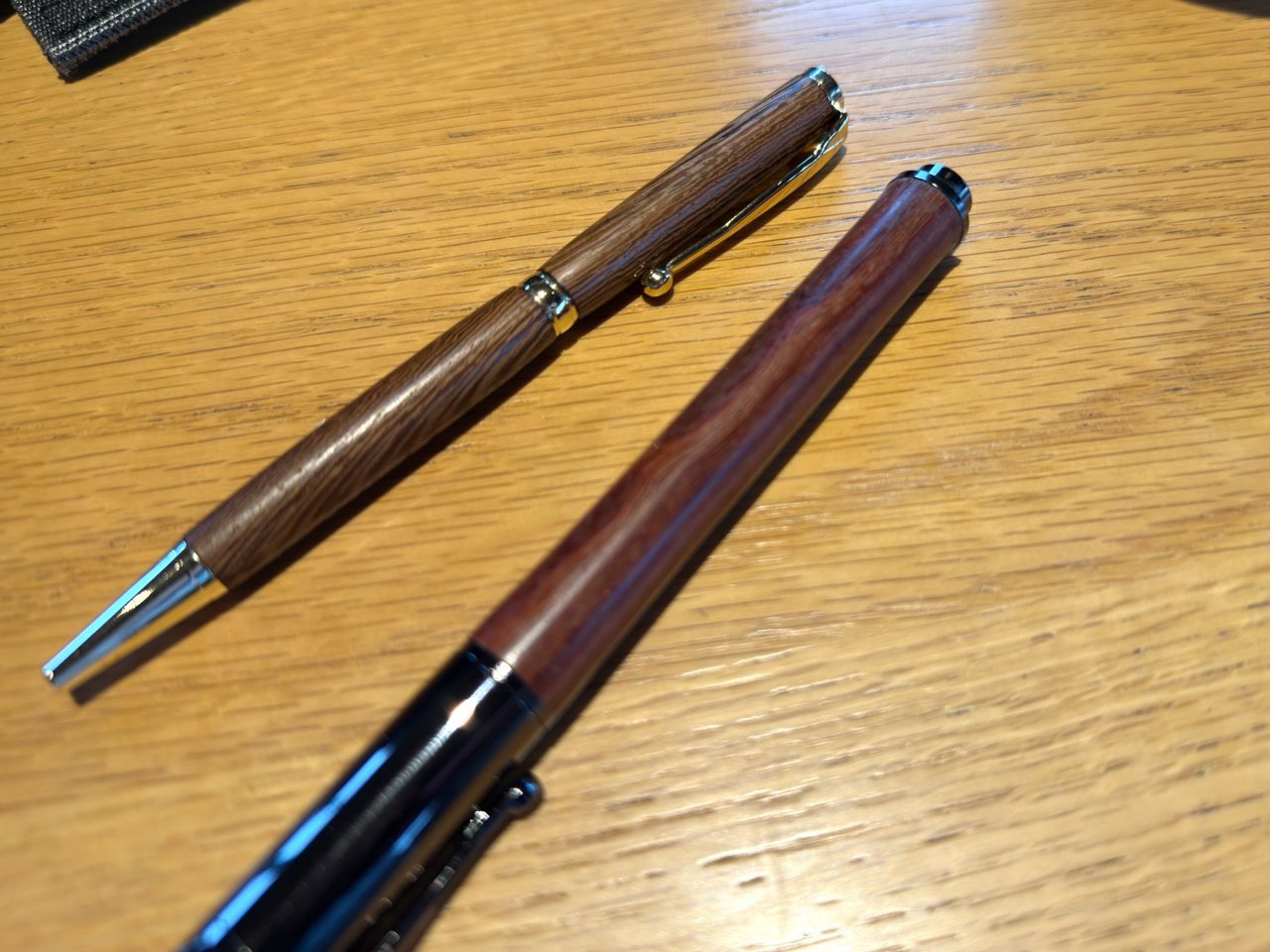 木軸のボールペンと万年筆
