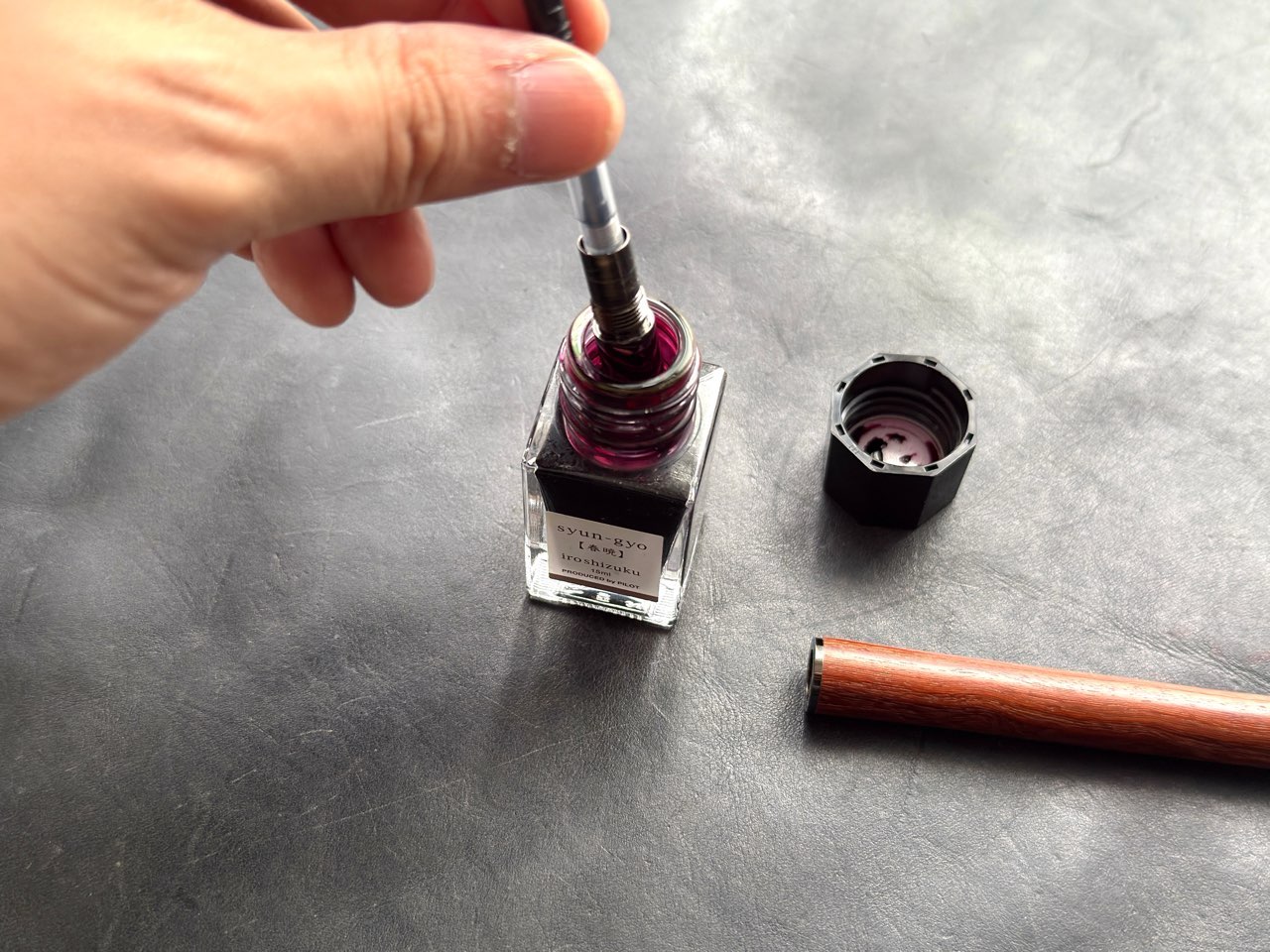 インク補給中の万年筆