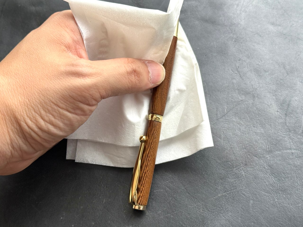 オイルで拭き上げている木軸ボールペン