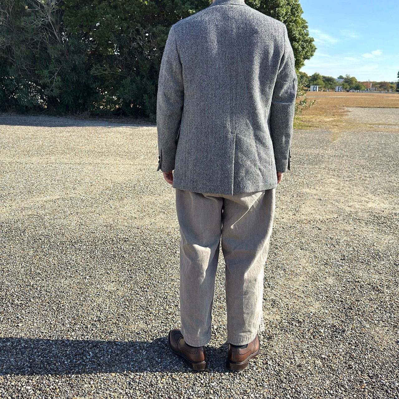 ヘリンボーンツイードジャケットのバックショット