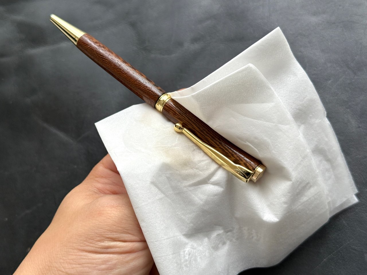 オイルで拭き上げた後の木軸ボールペン