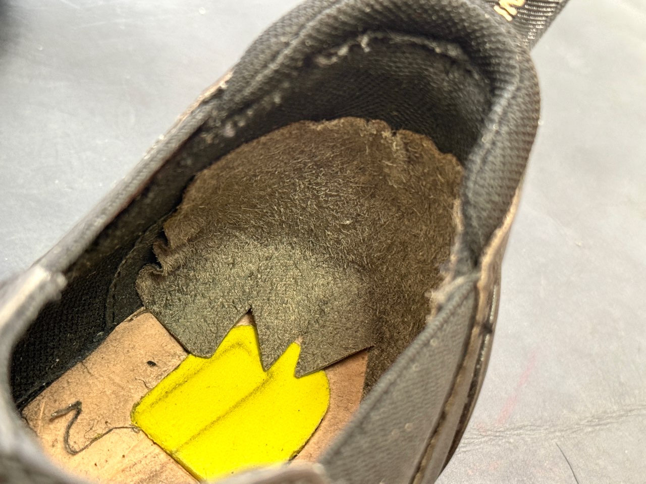 かかとに仮あてした補修用革