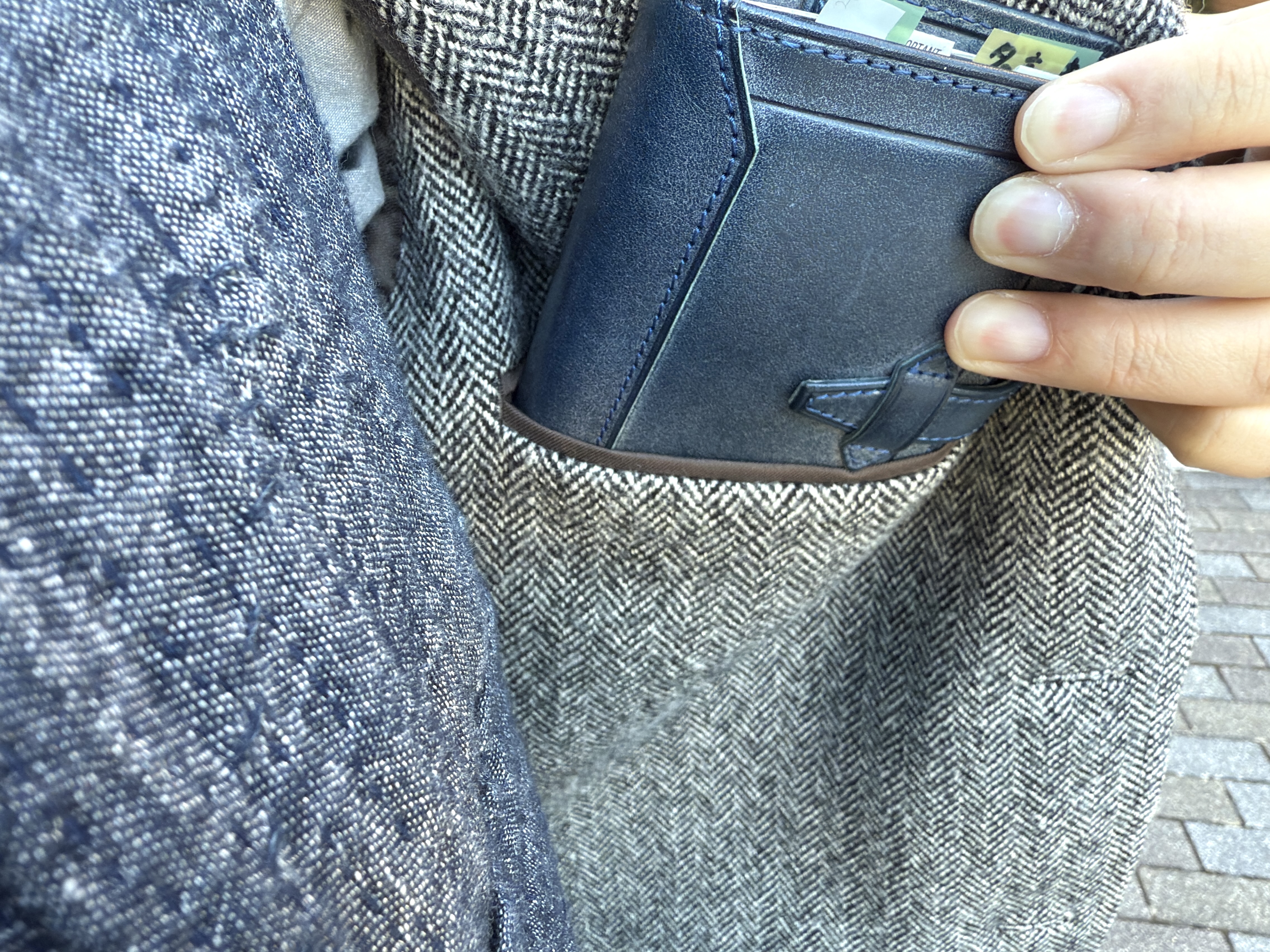 ジャケットの胸ポケットに入るM5ロロマクラシック