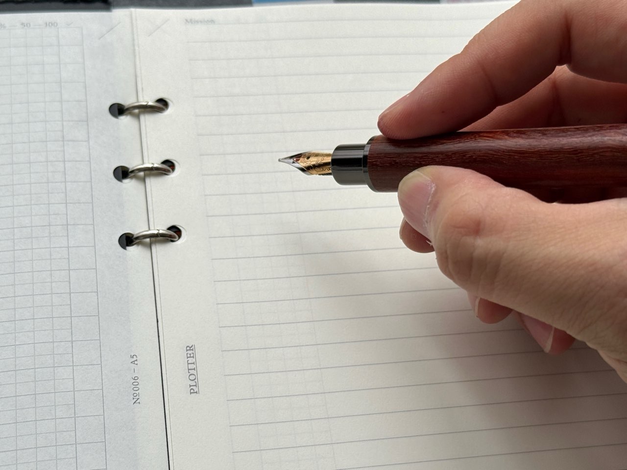 書く準備ができた木軸万年筆