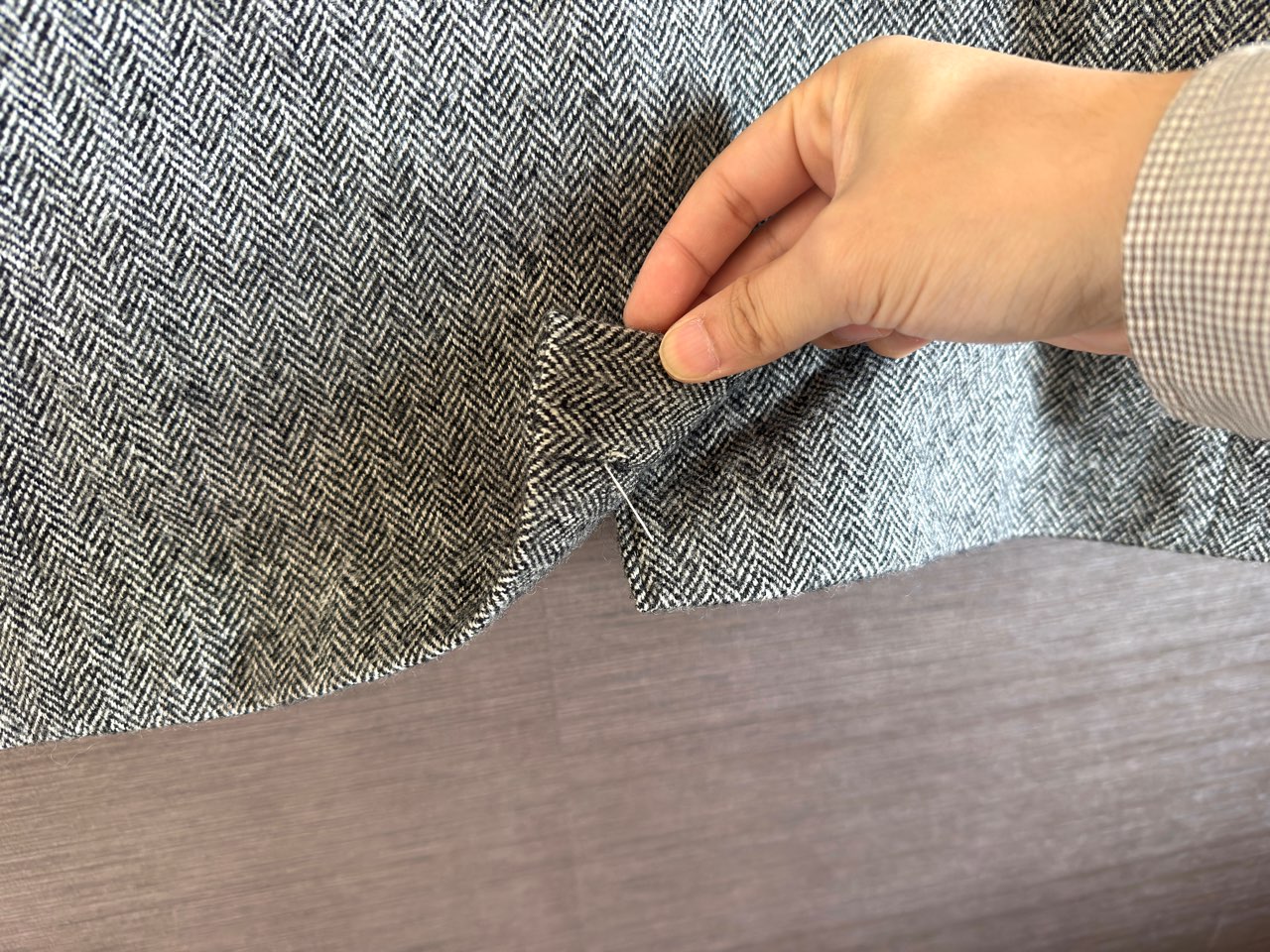 仕付け糸の縫われたベント