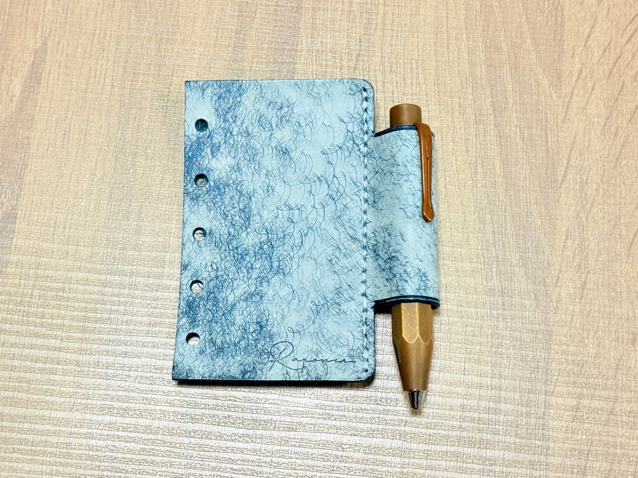 KAWECOのボールペンを差したマルゴーフォグペンホルダーリフィル