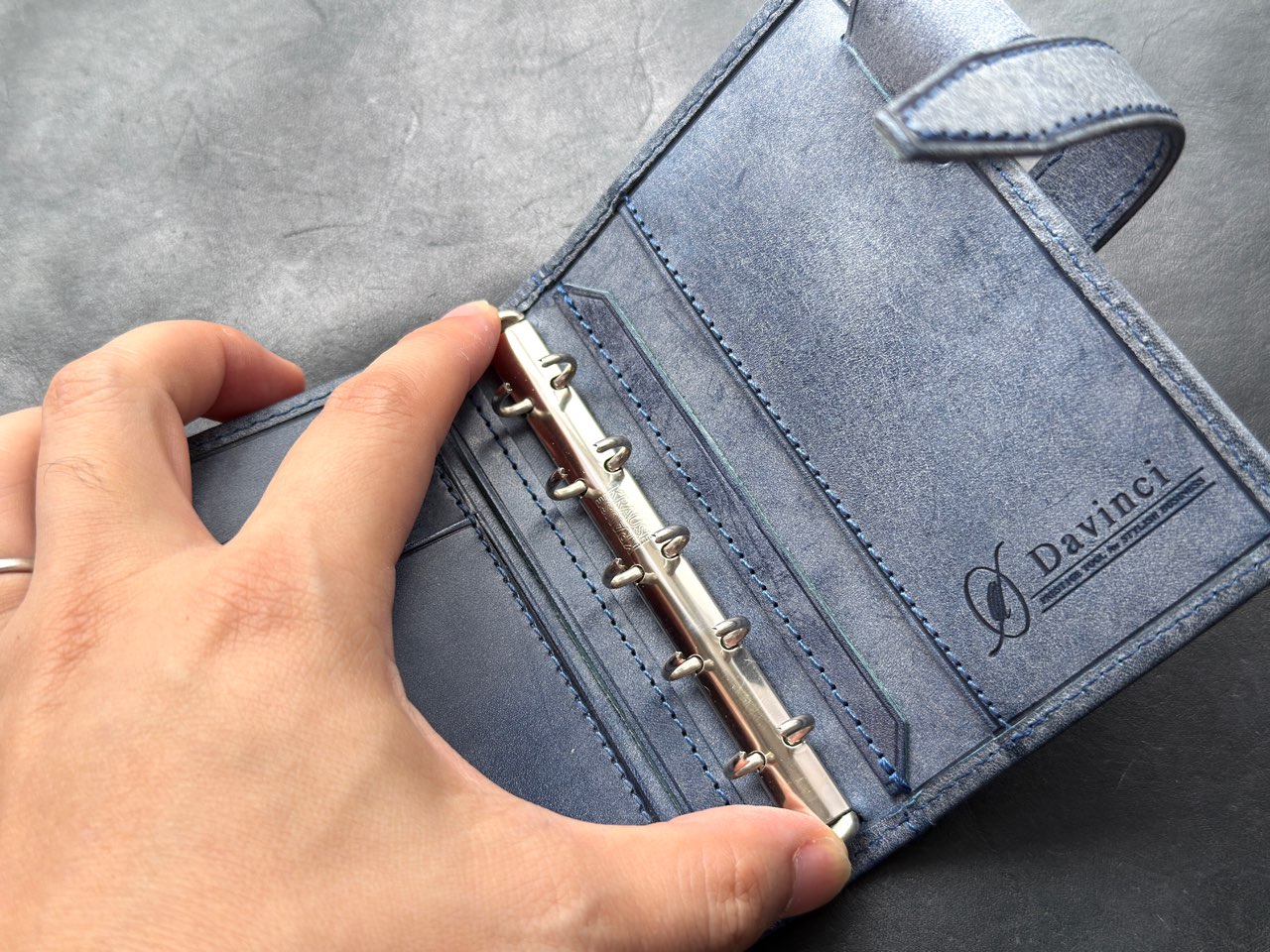 開いたリングバインダー