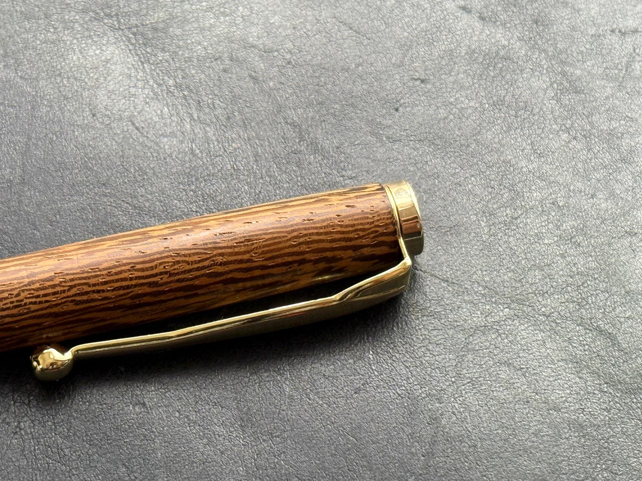ボールペンの木軸部分