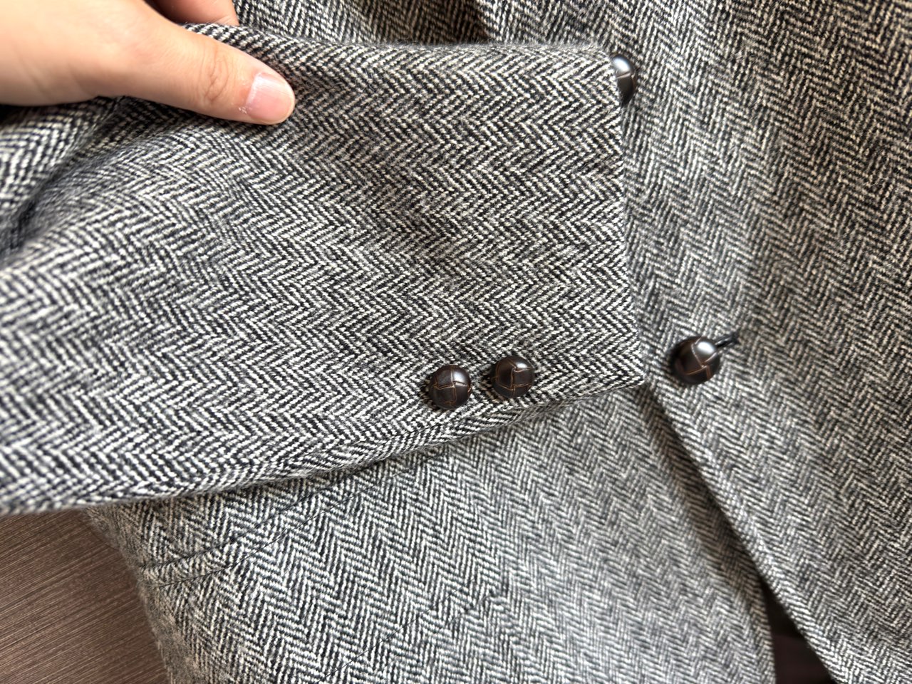 袖周りの2つのくるみボタン
