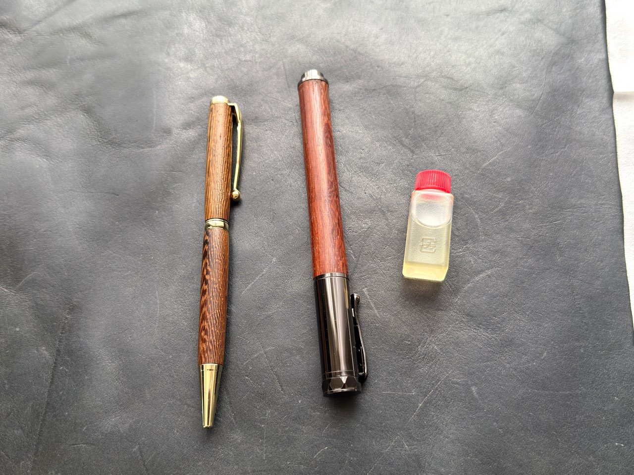 木軸ボールペンと木軸万年筆と油