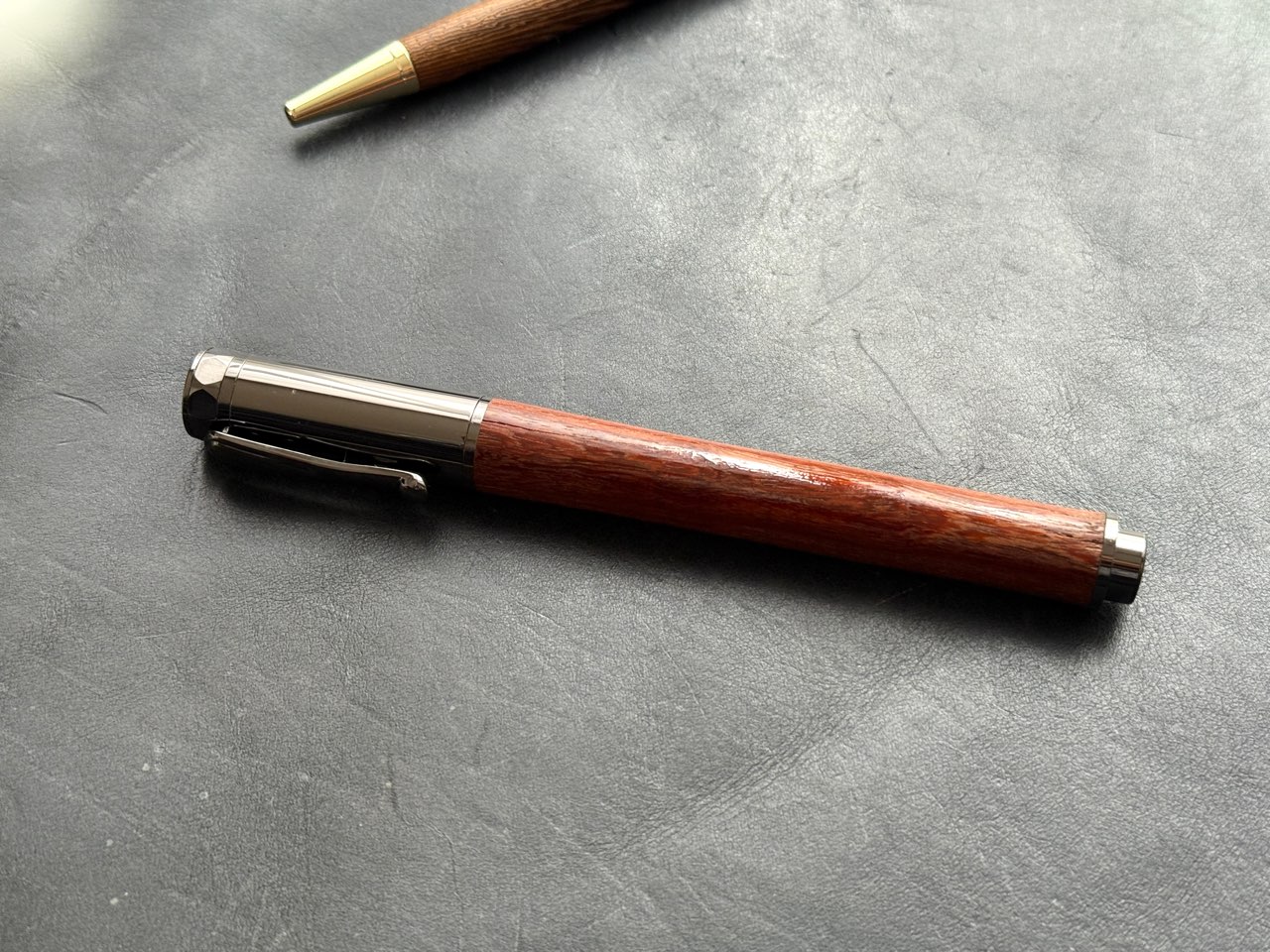オイルで拭いた後の木軸万年筆