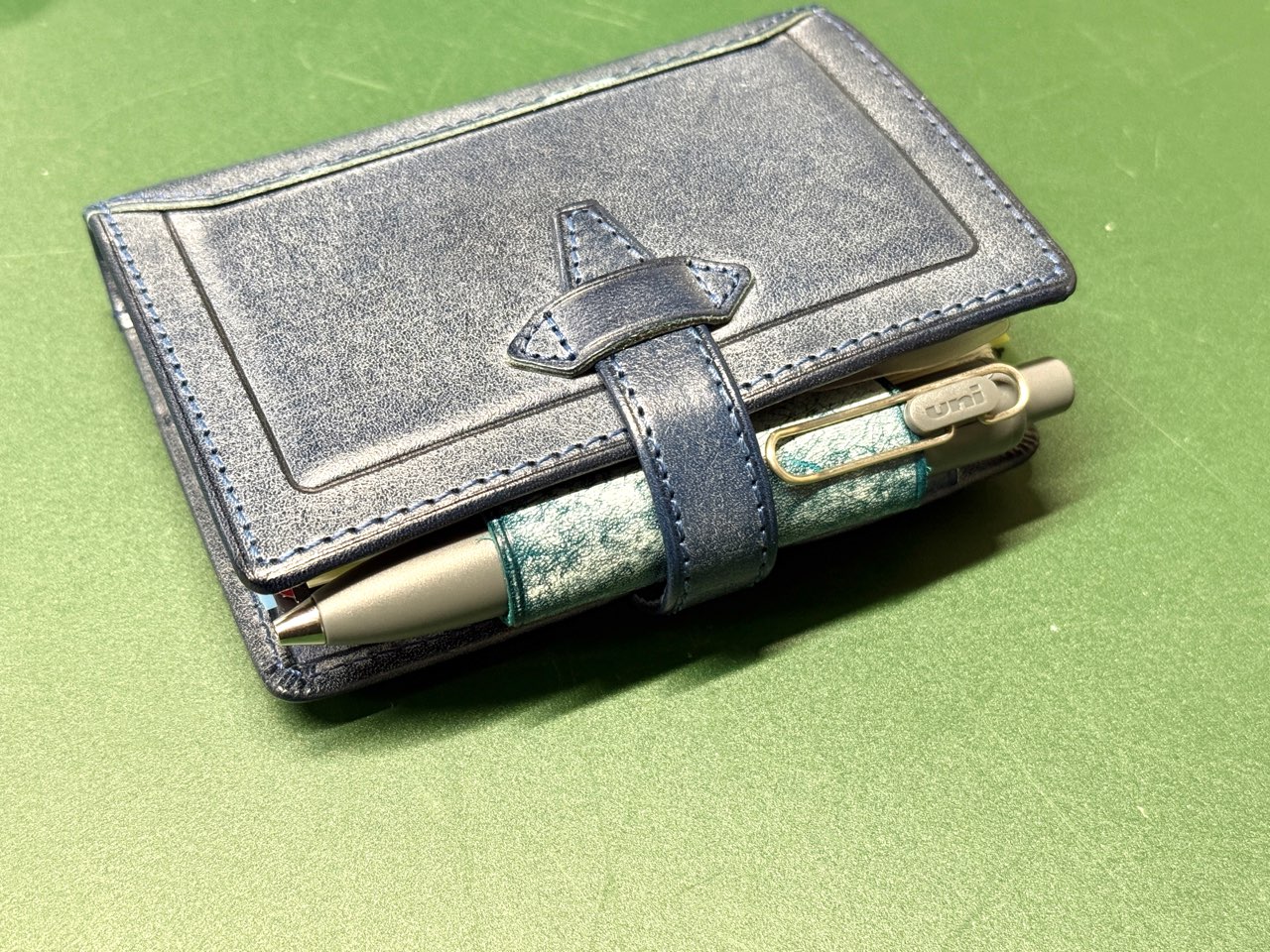 Raponteペンホルダーリフィルに差したユニボールワンP