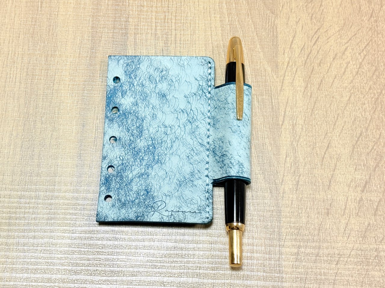 キャップレスを差したペンホルダーリフィル