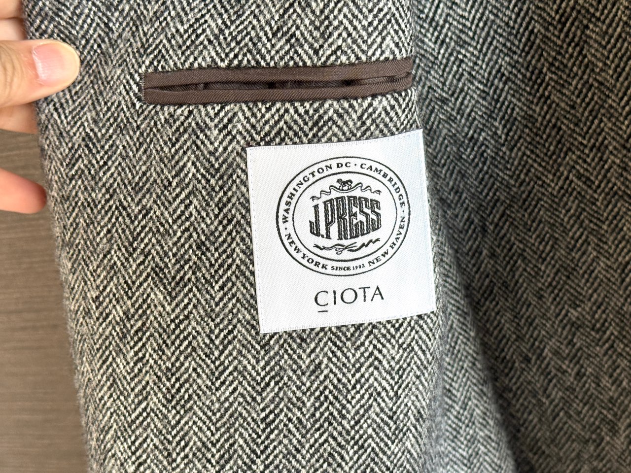 CIOTAとJ.PRESSのブランドタグ