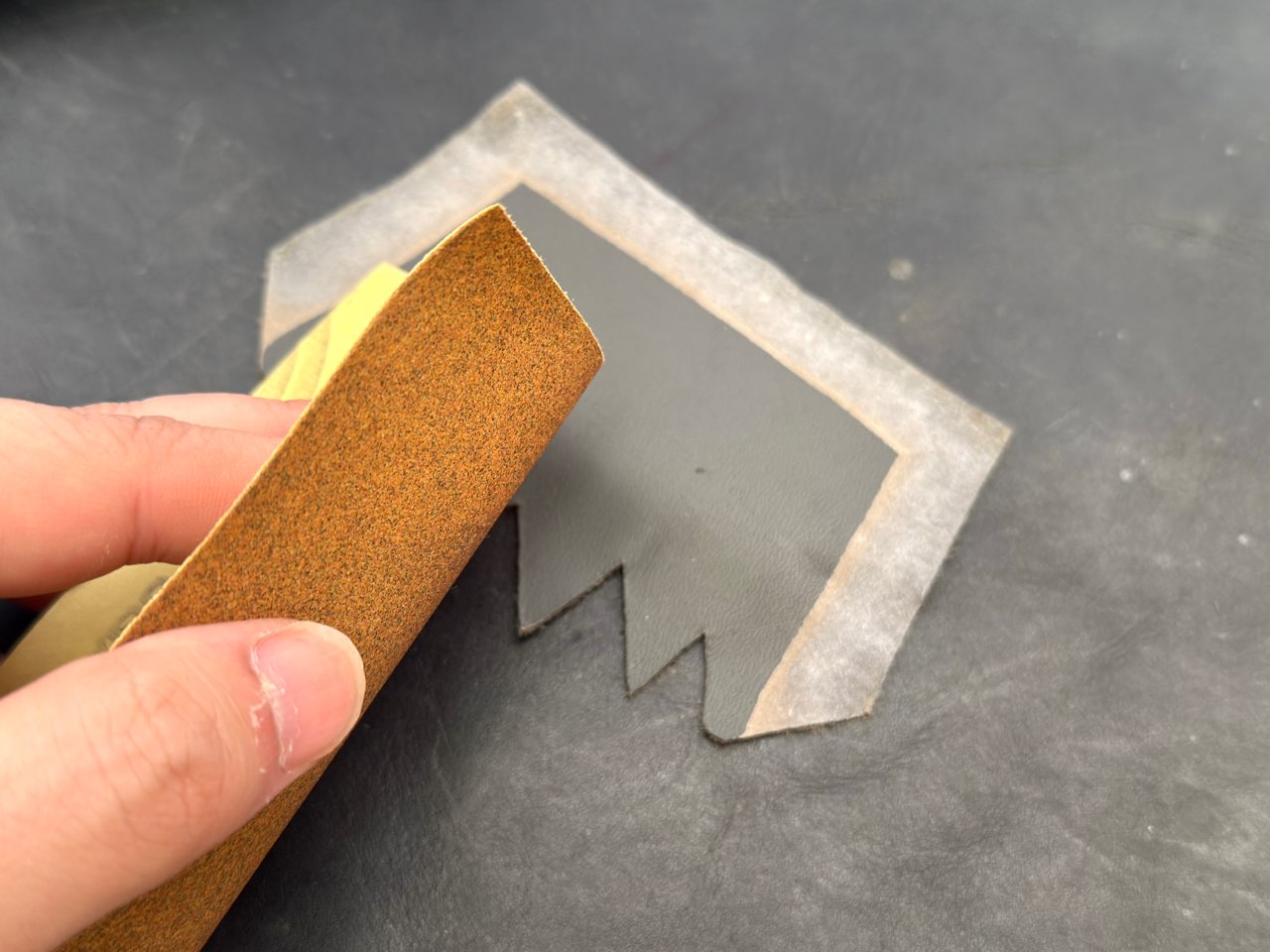 紙やすりと補修用革