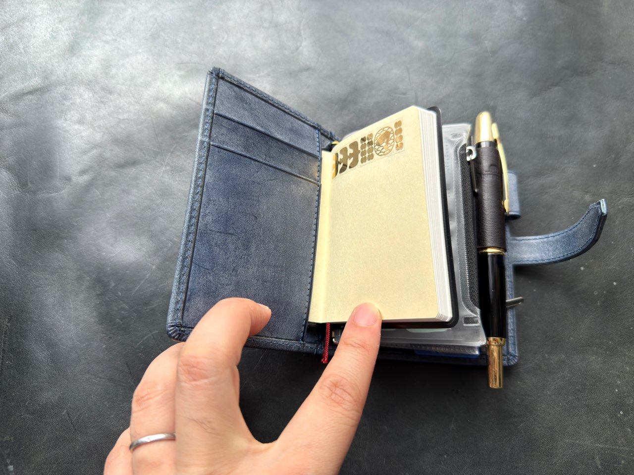 ミニ手帳をカードポケットに差したロロマクラシック
