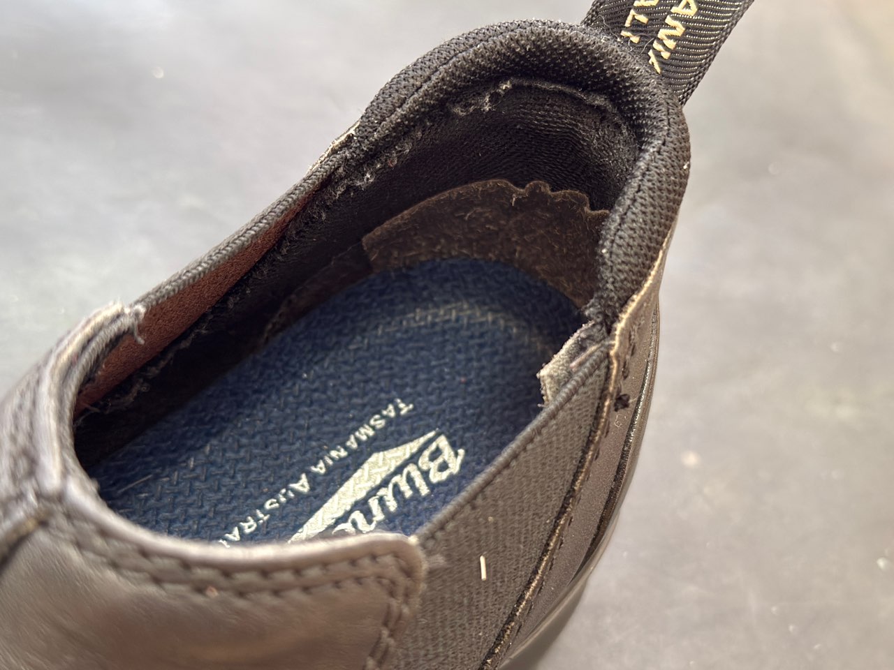 インソールで固定された補修用革