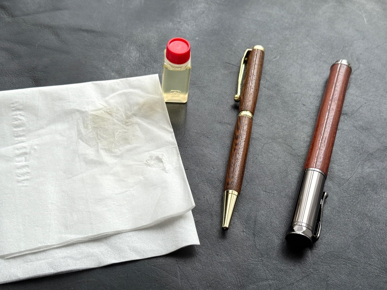 オイルで拭いた後の木軸ボールペンと木軸万年筆