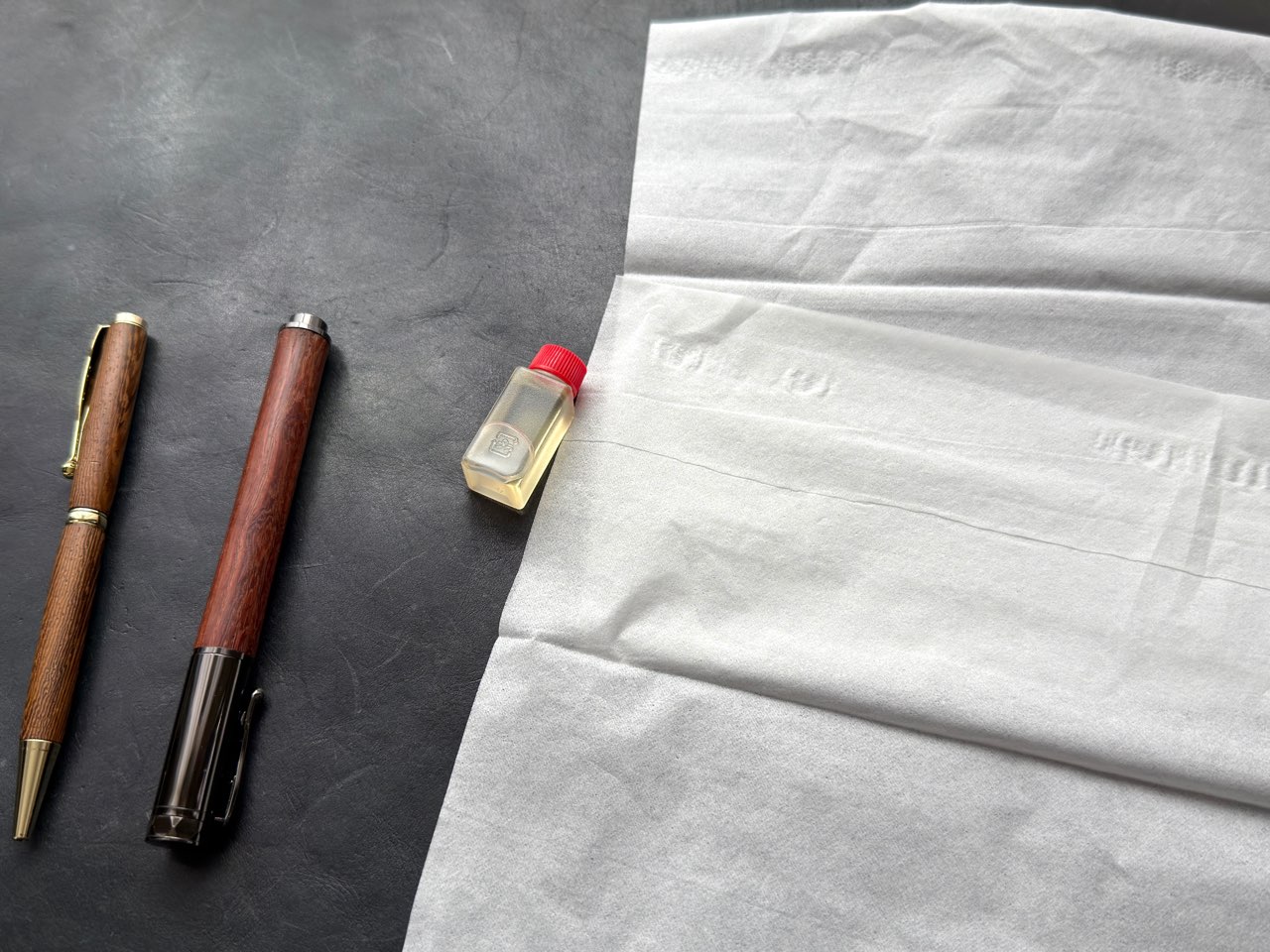 木軸お手入れ用のオイルとティッシュ