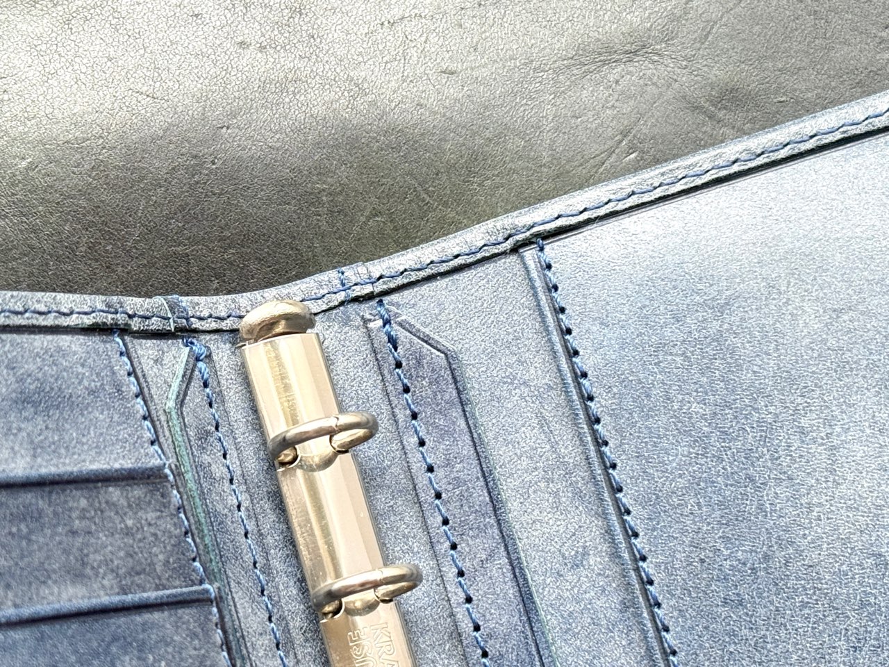 リングバインダーの革あて