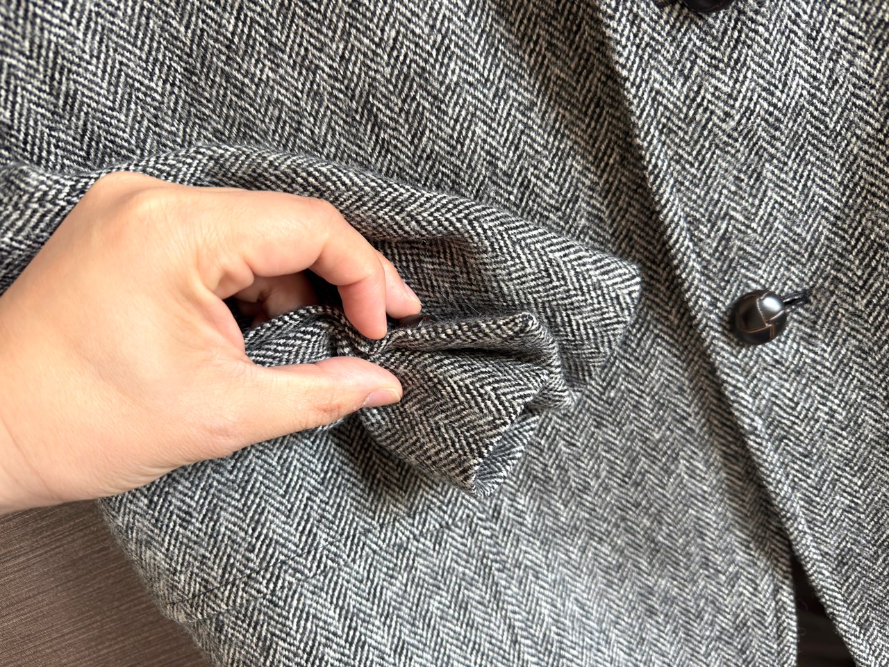 袖周りは開き見せ仕様