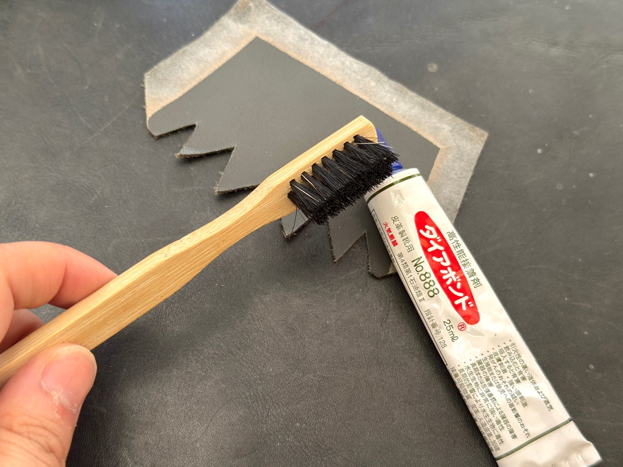 接着剤塗布用のブラシ