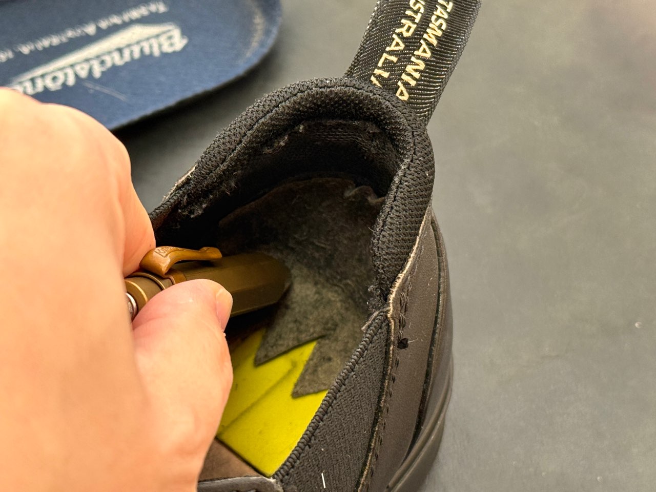 ペンでセット跡を付けている革