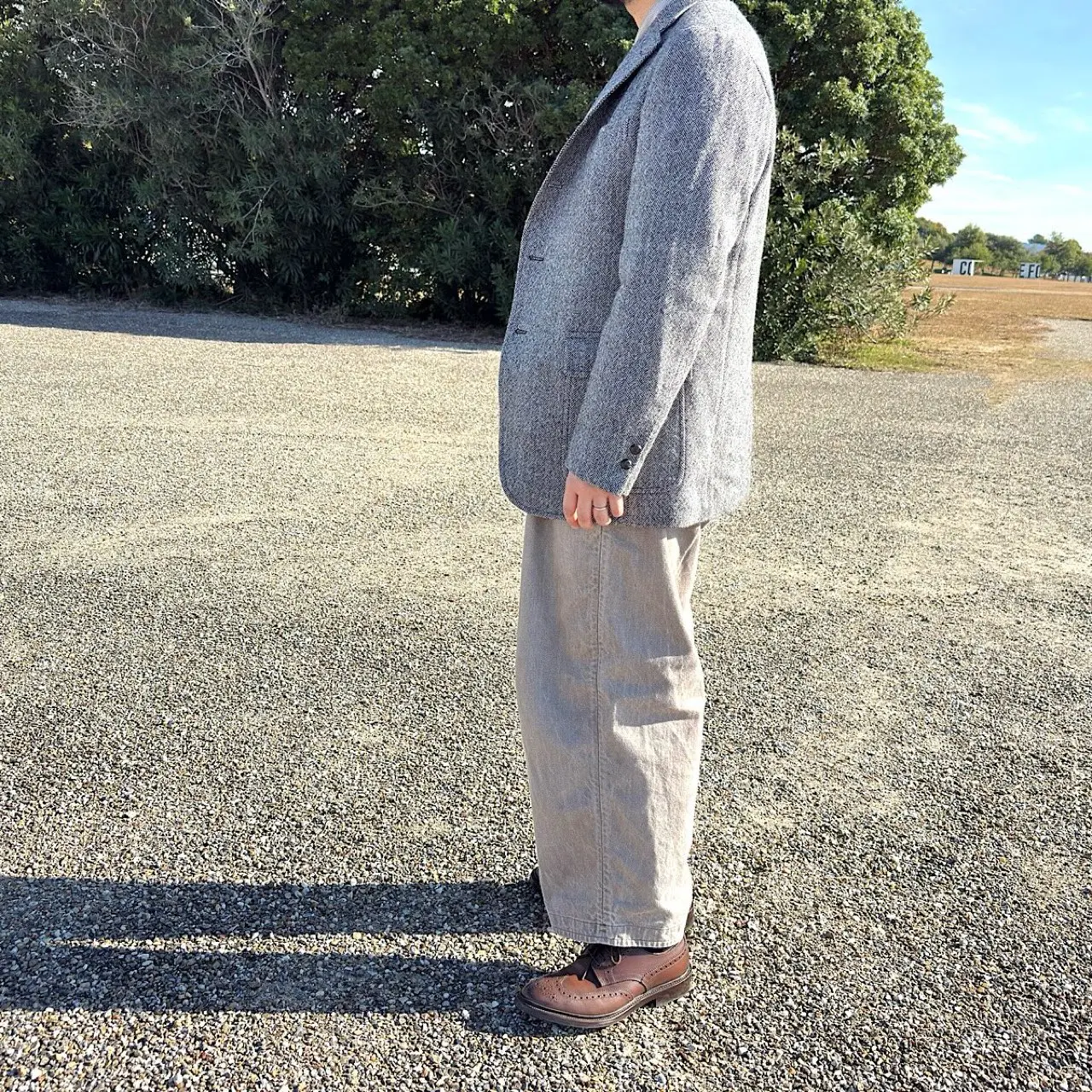 ヘリンボーンツイードジャケットのサイドショット