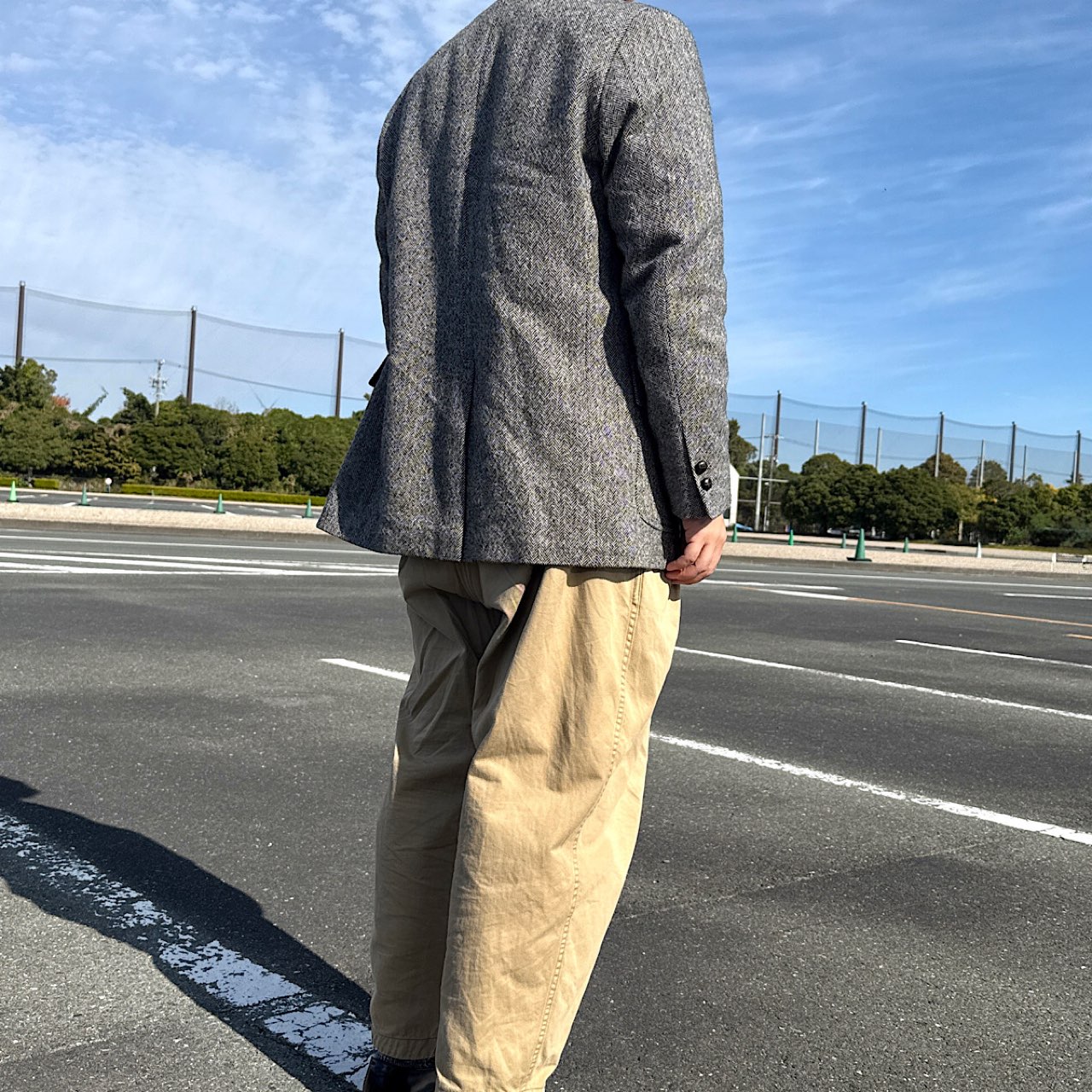 ヘリンボーンツイードジャケットの斜め後ろからのショット