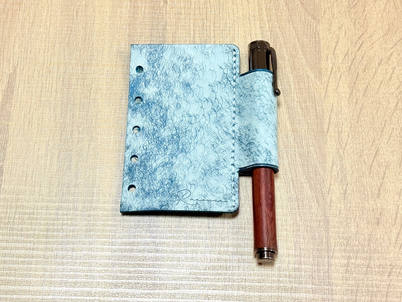 木軸万年筆を差したペンホルダーリフィル