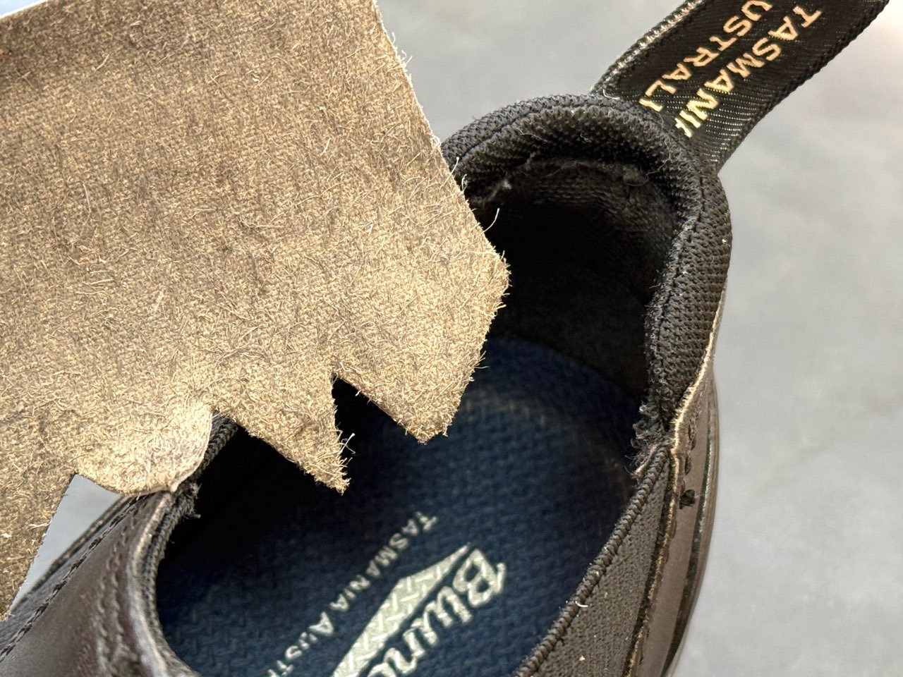 かかと破れを補修するための革